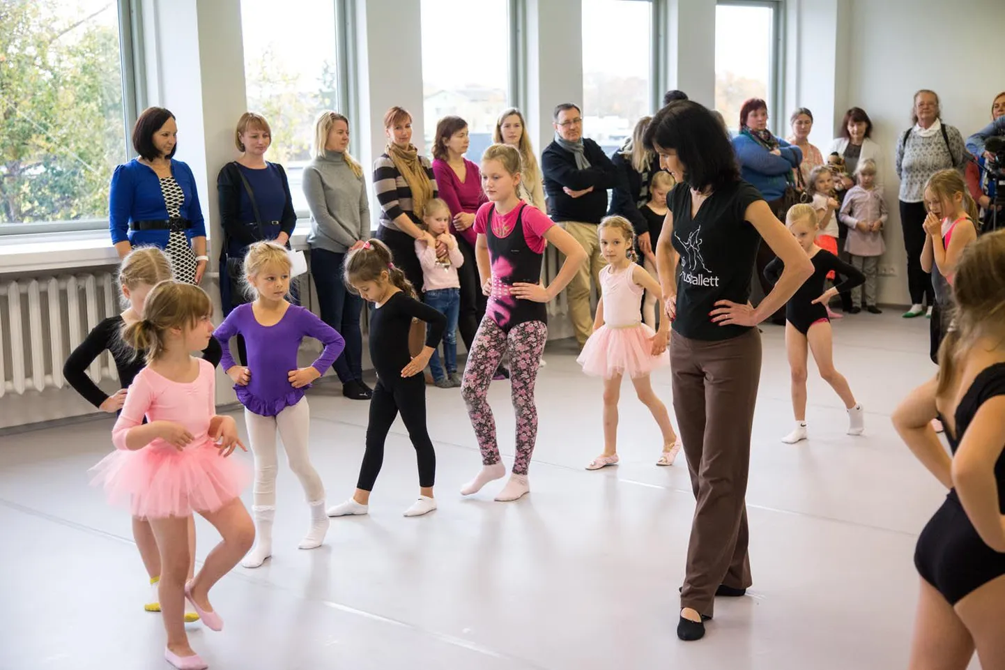 Näidistundi kogunenud tüdrukud harjutavad endise baleriini Sanna Kondase juhendusel baleriinide kõndi ja kehahoidu.