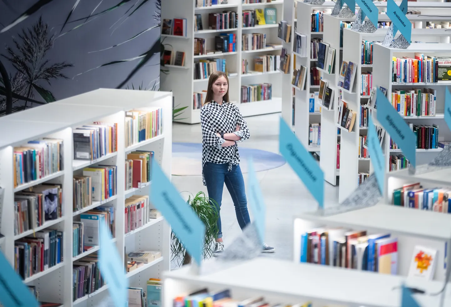 Postimees Juuniori kaasautor Laura Lehiste. Pildistatud Viimsi raamatukogus.