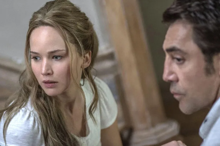 Fännide imetlusest jõudu ammutav poeet (Javier Bardem, paremal) ja armastav abikaasa (Jennifer Lawrence).