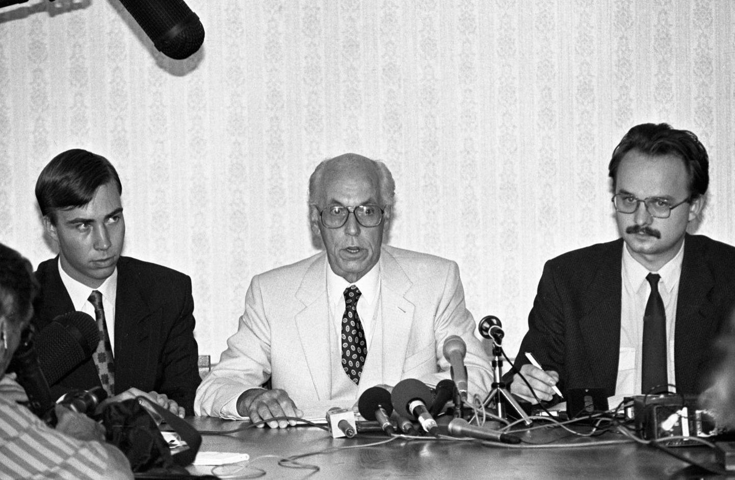 Pressikonverents 24. augustil 1991 Tallinnas. Vasakult Toivo Klaar, Lennart Meri ja Tiit Pruuli.