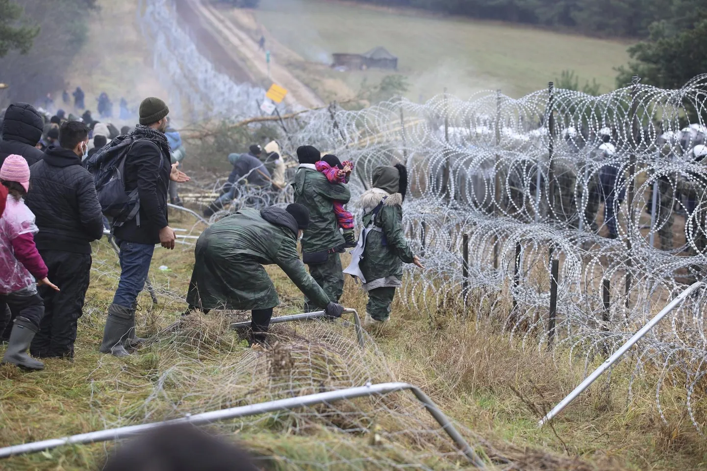 Migrandid eile Valgevene-Poola piiril Grodna lähedal. 
