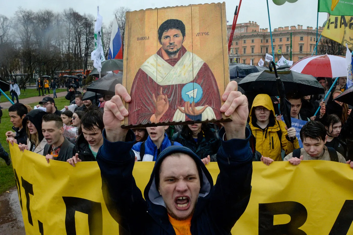 Участник акции за свободу интернета и против ограничений в Сети несет самодельную икону с изображением основателя Telegram Павла Дурова, 2018 год, Санкт-Петербург, Россия.