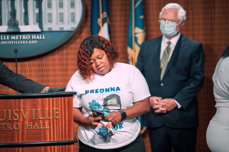 Märtsis politseiniku käe läbi surnud Breyonna Taylori ema Tamika Palmer Louisville linnavalitsuses toimunud pressikonverentsilt lahkumas.