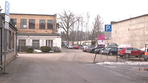 VIDEO ⟩ Rīgā maksas stāvvietas operators regulāri šoferiem sūta kļūdainus sodus. Kāpēc tā?