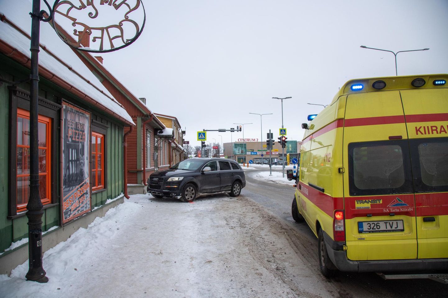 Pühapäeval sõitis auto otsa Tallinna tänaval rohelise tulega teed ületavale jalakäijale.