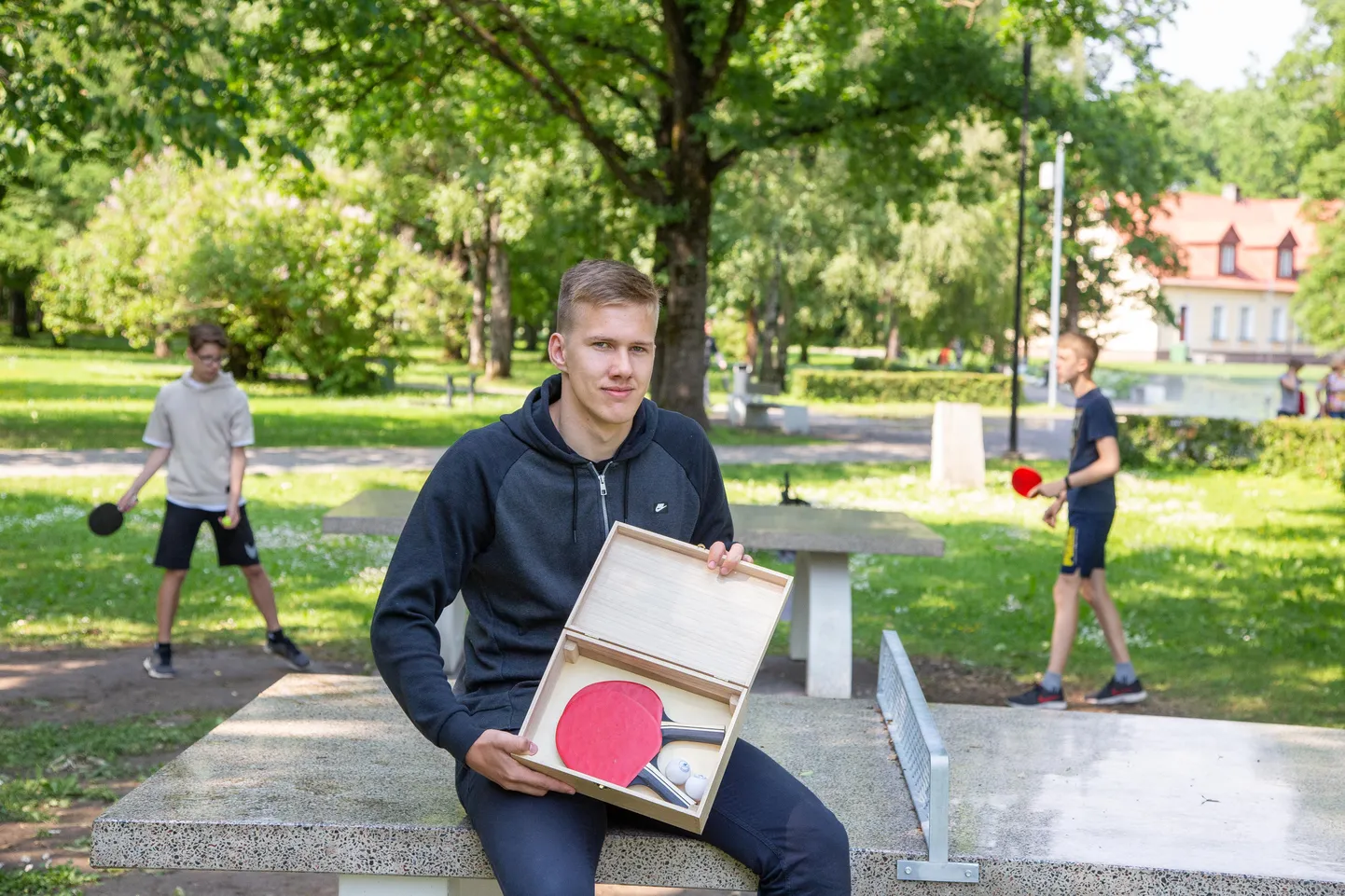 Tapa noormees Andre Tuul nautis Paides gümnaasiumis õppimist ja Paide rahulikku linnaelu. Koos koolikaaslastega jätab ta linna noortele ja noortemeelsetele pinksilauad ja reketid, millega Lembitu pargis vaba aega sisustada.