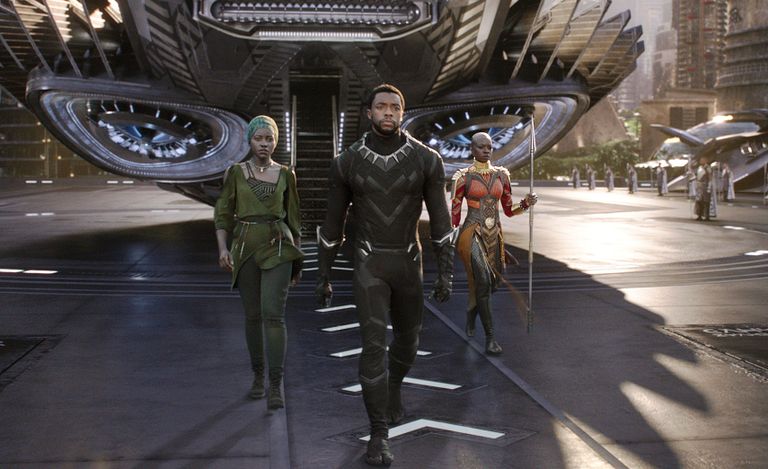 (Vasakult paremale) Lupita Nyong'o, Chadwick Boseman ja Danai Gurira. Tegu on kaadriga Marveli 2018. aasta superkangelase filmist «Must panter», kus Boseman mängis peategelast.