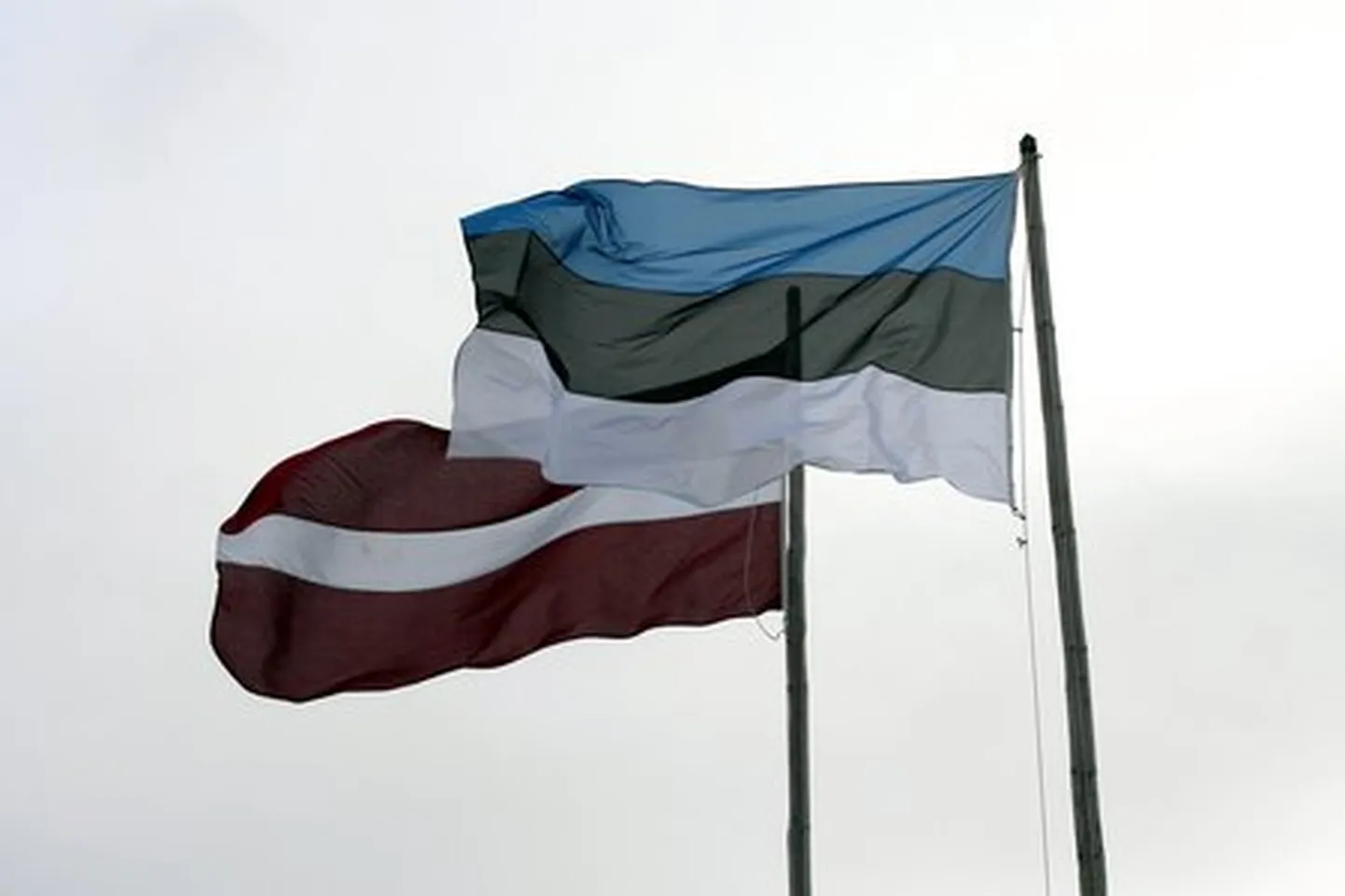 Läti ja Eesti riigilipud.