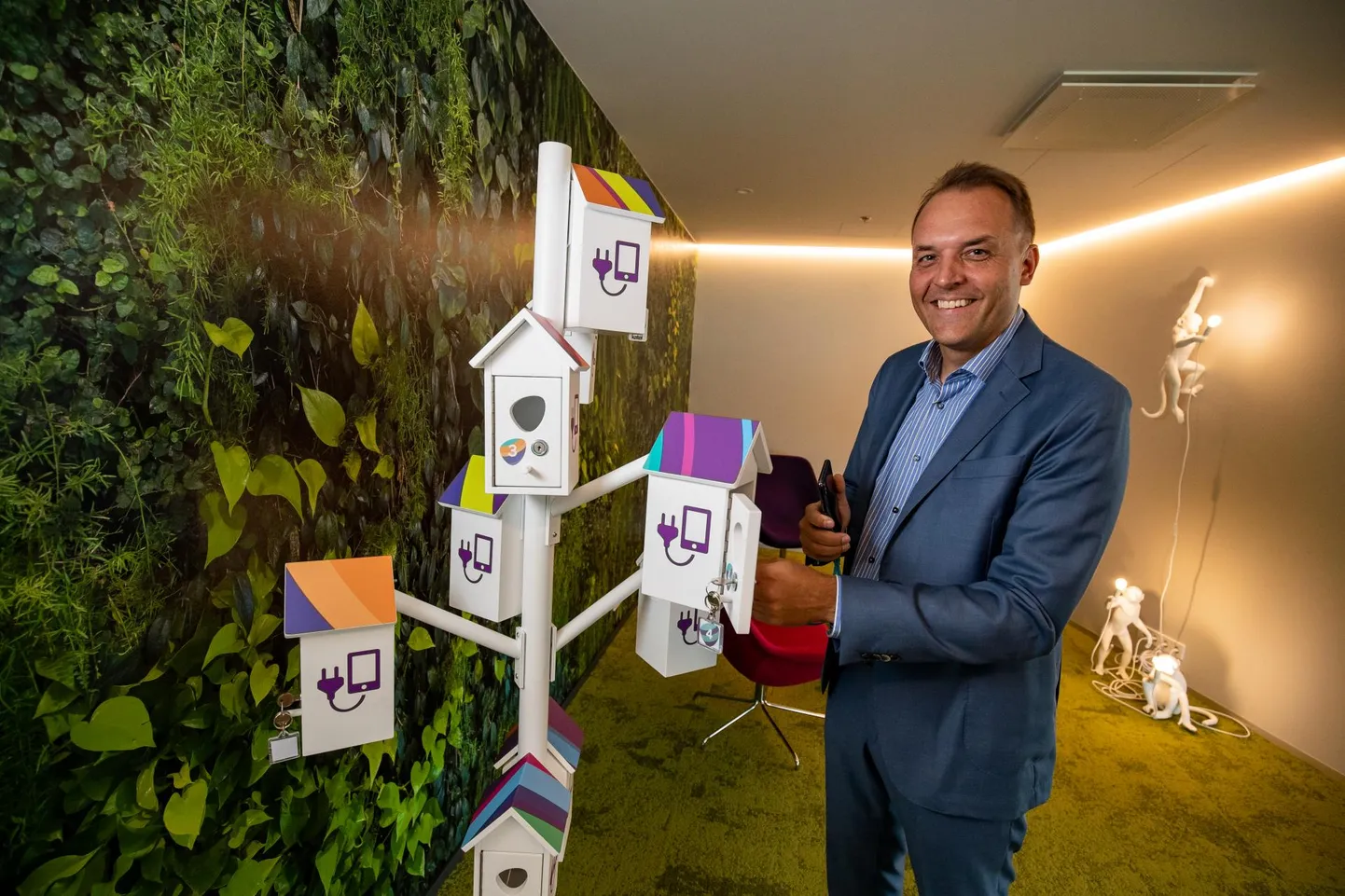 Telia Eesti uus juht Robert Pajos tutvub ettevõtte kontoriga.