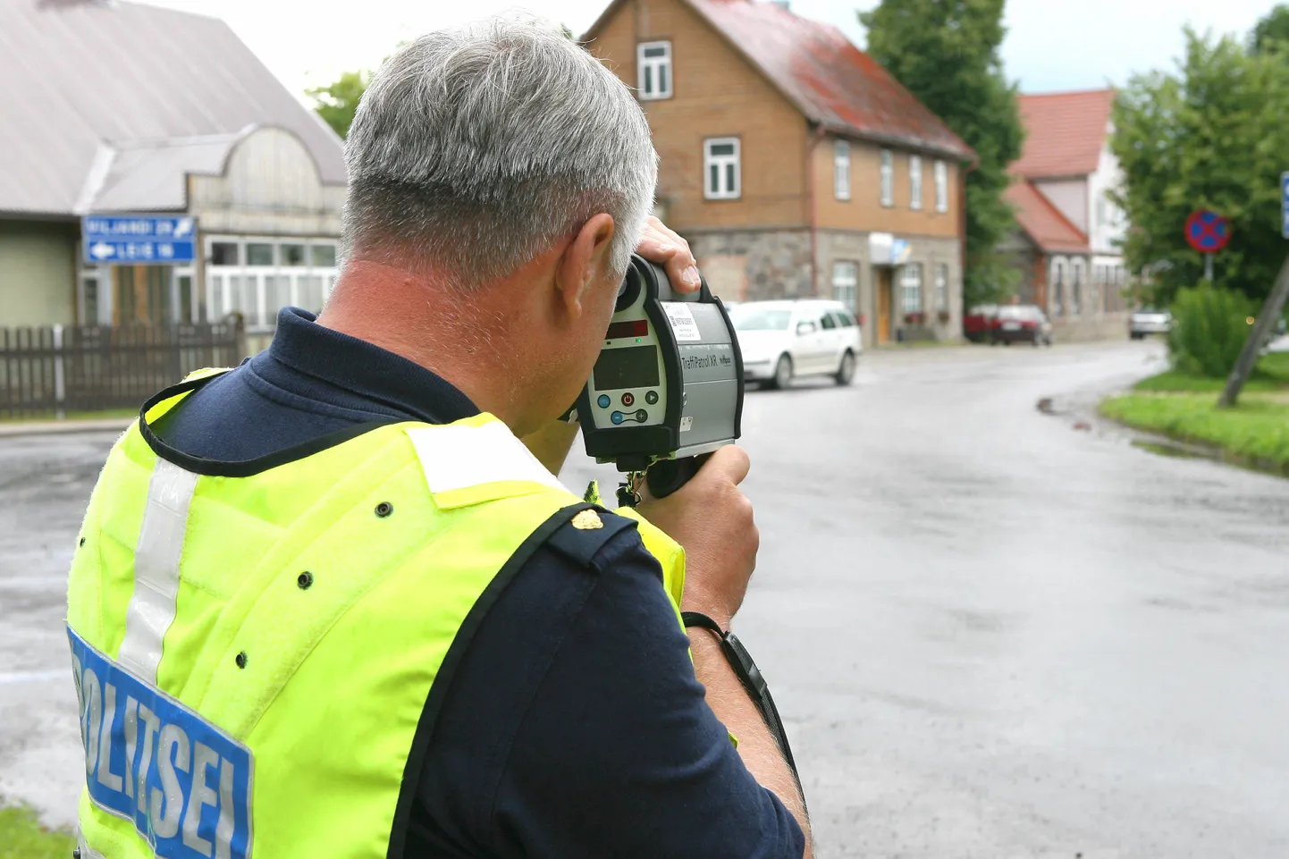 Politseinik mõõdab kiirust.