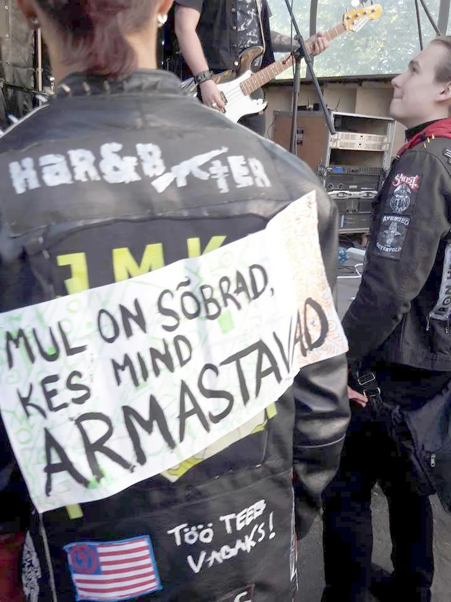 Klassikaline punkstiil teeb tänavatel comeback&#39;i! Õige punkar õmbleb, joonistab ja needib oma tagi uhkeks ise, sest rõivas väljendab ikkagi inimese individuaalsust ka grupikuuluvuse juures.