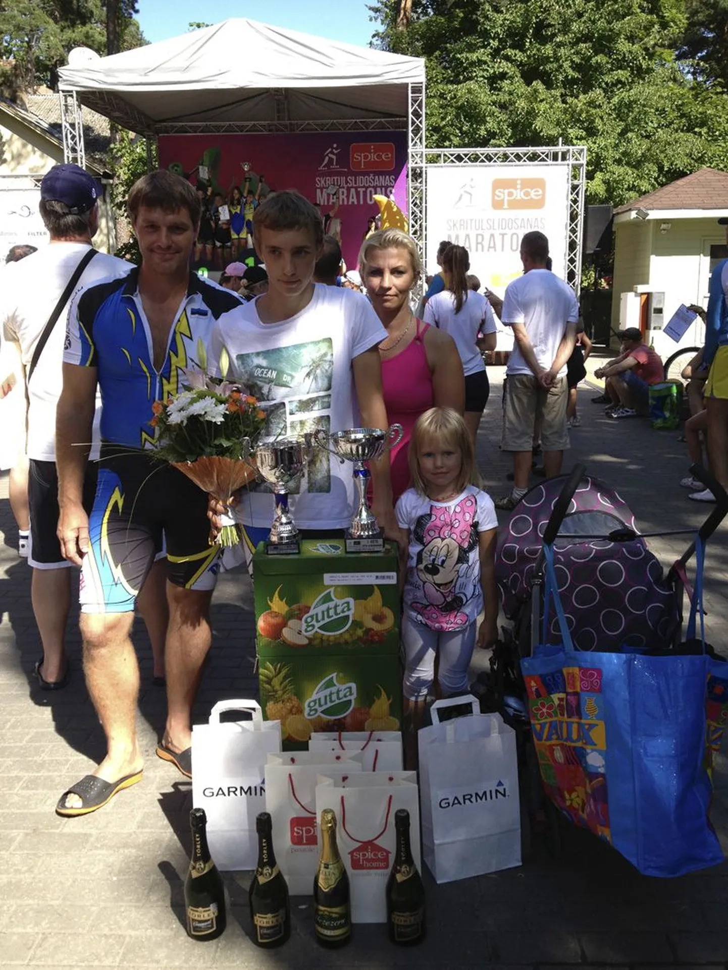 Perekond Ivanov Jurmala rulluisumaratonil.