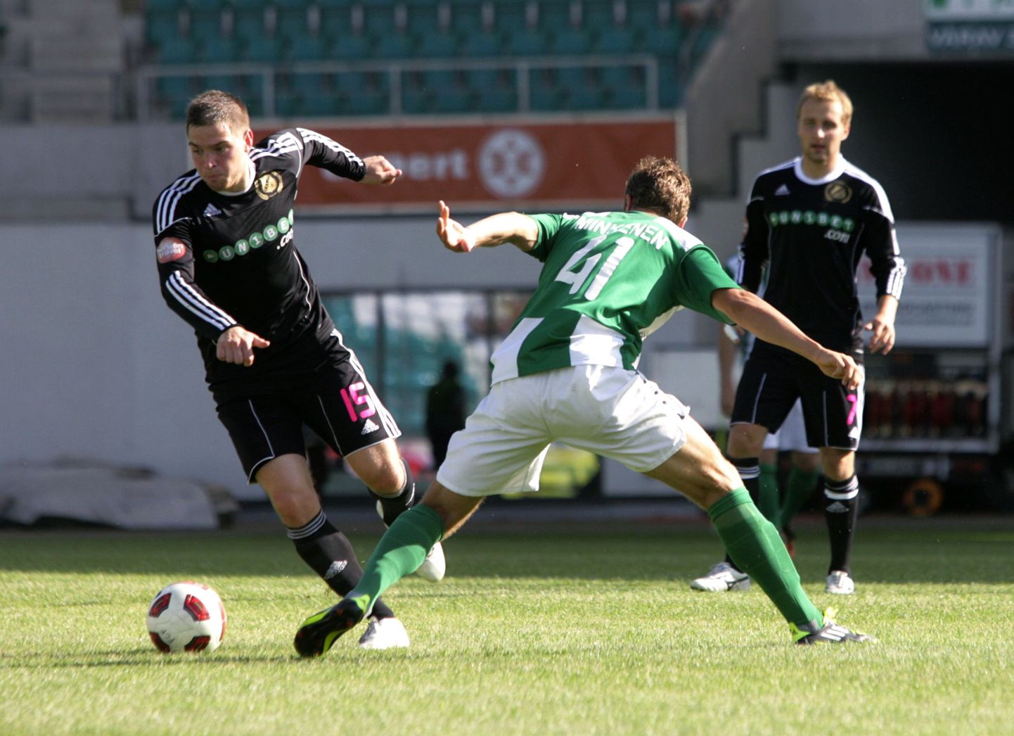 Jüri Jevdokimov (vasakul) Eesti meistriliiga mängus FC Flora vastu.