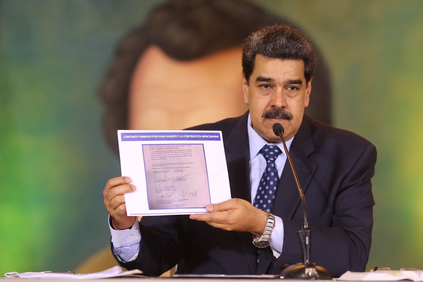 Venezuela president Nicolas Maduro näitab sissetungiga seotud eraturvafirmaga sõlmitud lepingu koopiat, millel on väidetavalt opositsiooniliider Juan Guaidó allkiri.