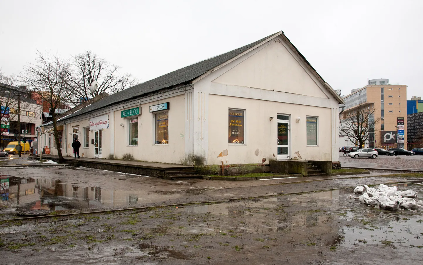 Bussijaama bussipeatuse juures vanas raudteehoones tegutsenud Pärnu kommipood pani uksed kinni. Arhiivifoto.