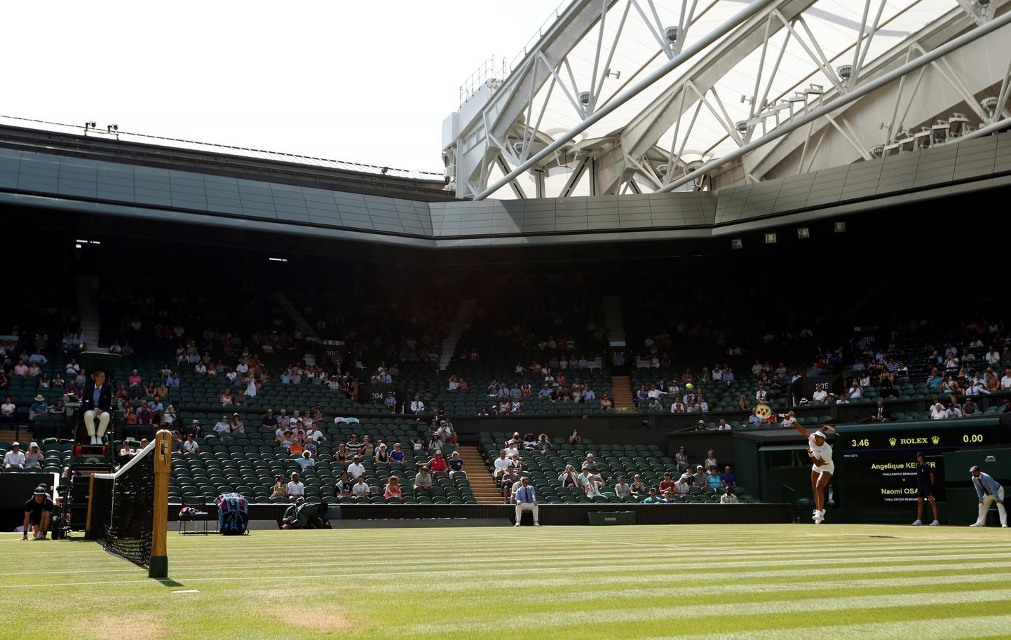 Wimbledoni tennisekompleksi keskväljaku tribüünidel haigutas laupäevase matši Angelique Kerber - Naomi Osaka ajal tühjus, sest samal ajal toimus ka jalgpalli MMi veerandfinaalis Inglismaa - Rootsi.