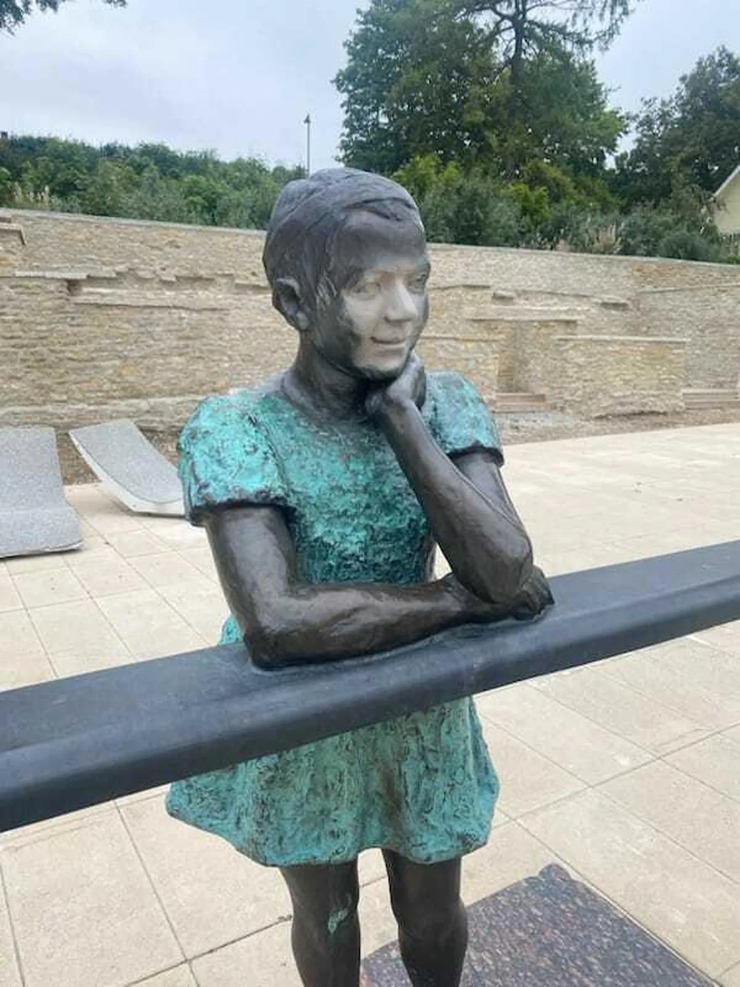 Aerosoolvärviga rikutud Rakvere linna aukodaniku Edith Kotka-Nymani skulptuur.