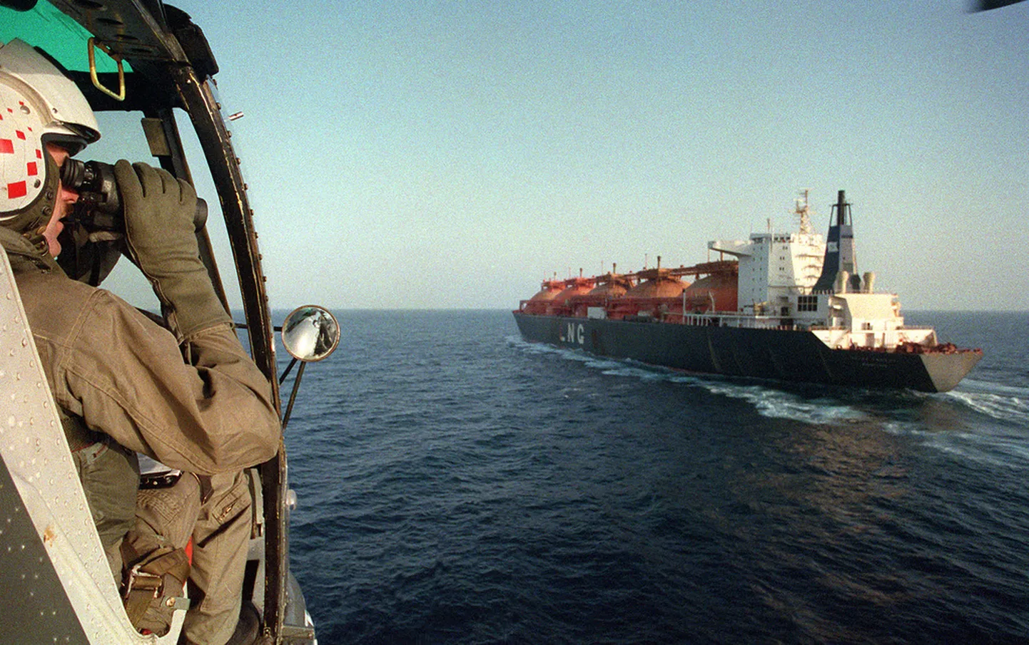 USA armeeohvitser jälgimas operatsiooni Desert Shield käigus helikopterilt Pärsia lahel seilavat LNG-tankerit Hoegh Gandria.