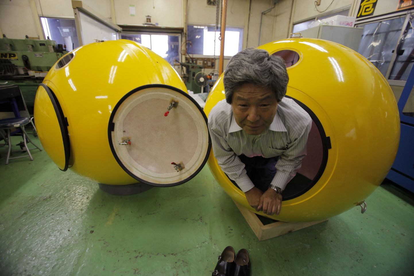 Cosmo Power Co. president Shoji Tanaka näitamas tsunamikapslit