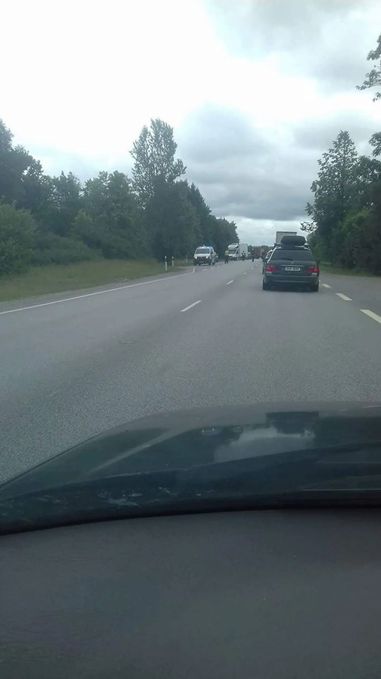 Tallinna-Pärnu-Ikla maanteel põrkas Põhja-Pärnumaal Tarva külas kokku kolm sõiduautot. Õnnetuses sai viga kolm inimest.
