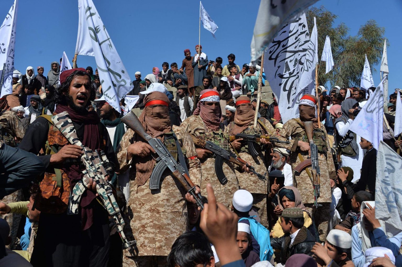 Talibani mässulised tähistamas koos külaelanikega rahulepet, mida rühmitus peab võiduks USA üle.