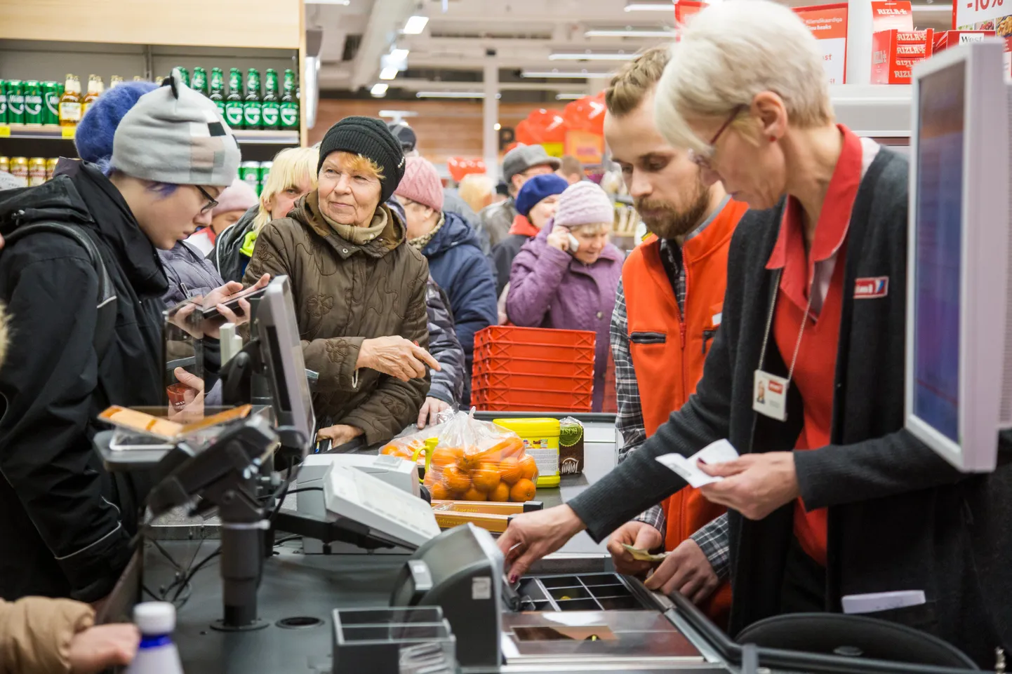 Pilt on illustratiivne. Kassa töö Eestis  Martensi maja Mini-Rimi avamisel.