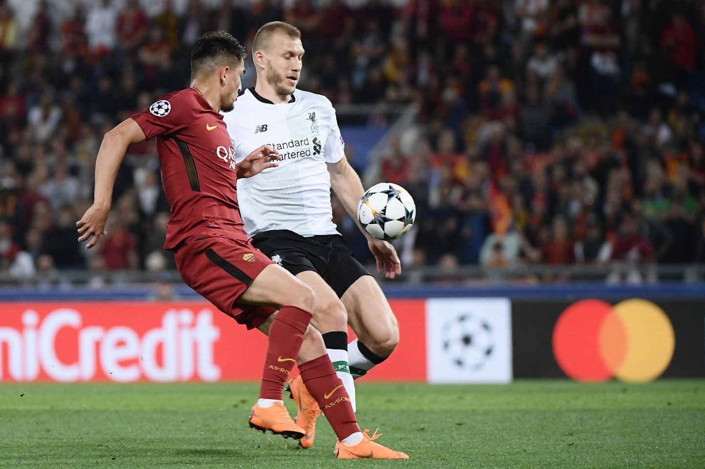 Ragnar Klavan (valges) mullu maikuus toimunud Meistrite liiga poolfinaalkohtumises siis veel Liverpooli särgis AS Roma vastu mängimas.