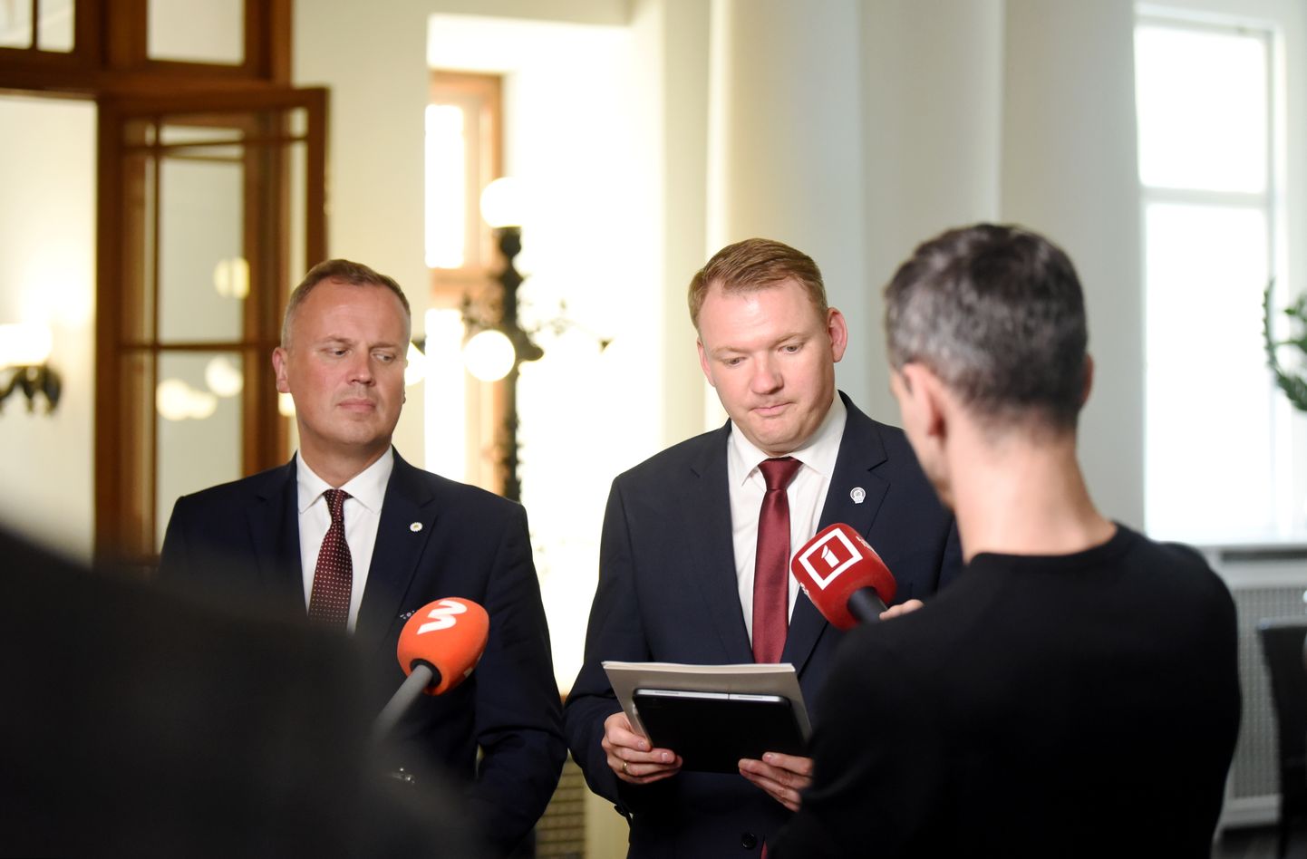 Partiju apvienības "Apvienotais saraksts" līdzpriekšsēdētājs, Saeimas deputāts Edgars Tavars (no kreisās) un partiju apvienības "Apvienotais saraksts" līdzpriekšsēdētājs, Saeimas priekšsēdētājs Edvards Smiltēns