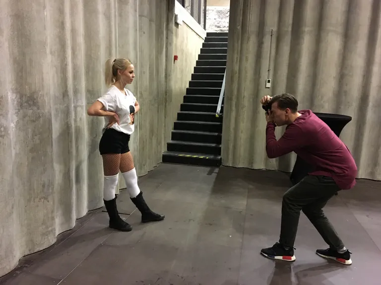 Modellisaate Kristiina-Liisa Rätto poseeris RUUMi peo plakatile