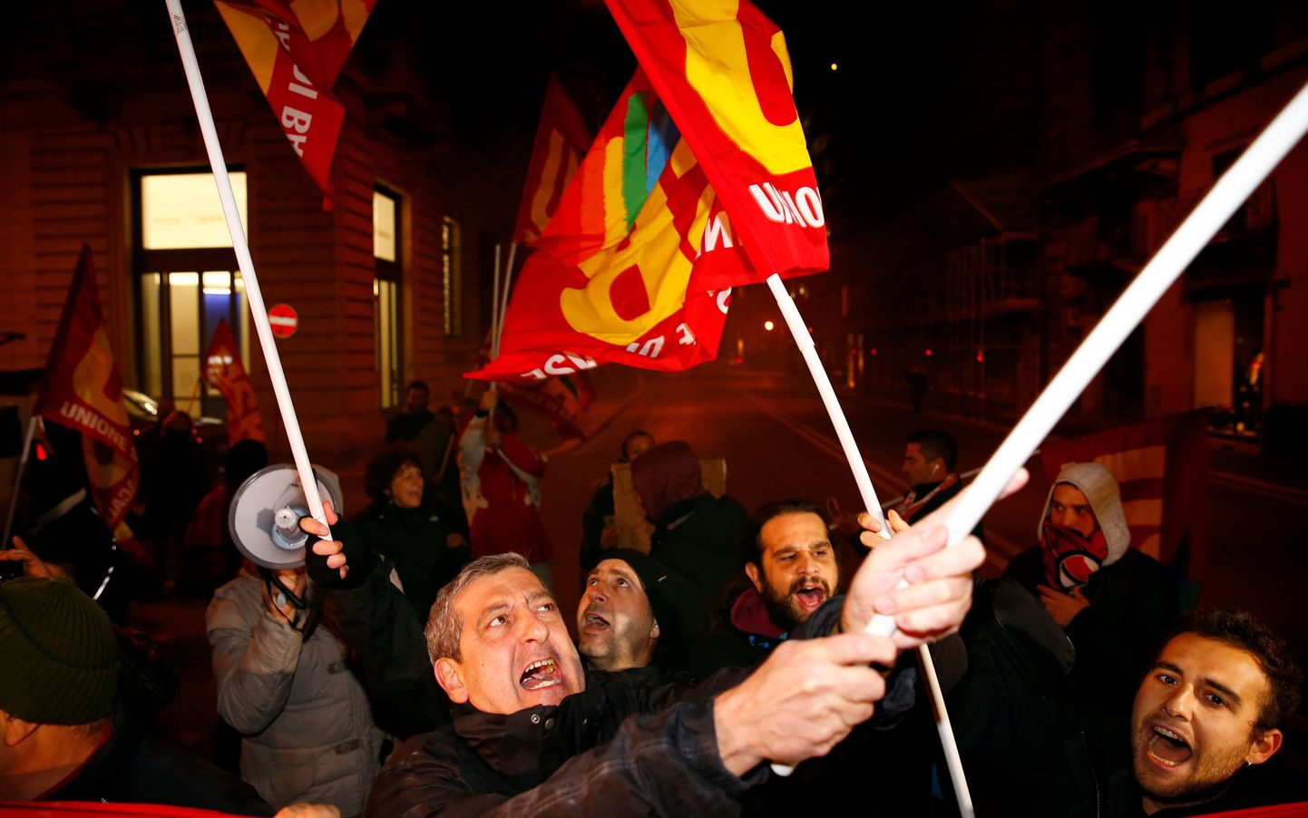 Referendumi tagasilükkamist toetanud meeleavaldajad täna öösel Roomas rõõmustamas.