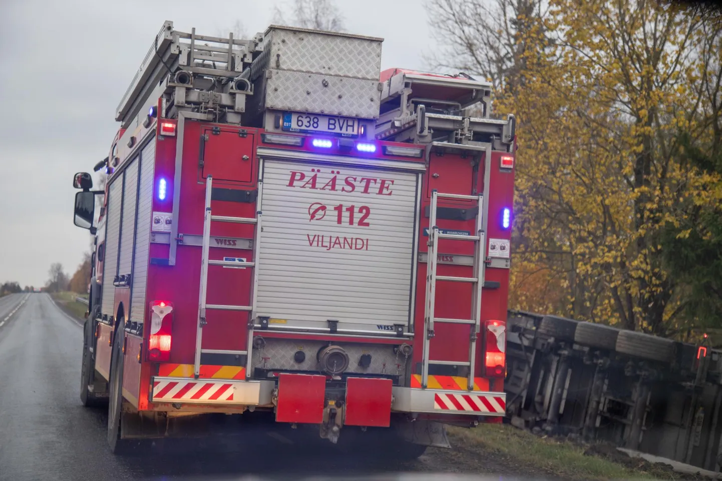Päästjad sõitsid süttinud kämpingut kustutama.