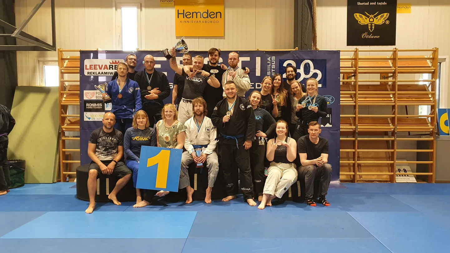 Võimla kuldne koosseis Eesti meistrivõistlustel. Treener Jorgen Matsi (karikaga) rääkis, et klubi võidule aitas kaasa see, et tänavu astus üles varasemast enam võistlejaid.