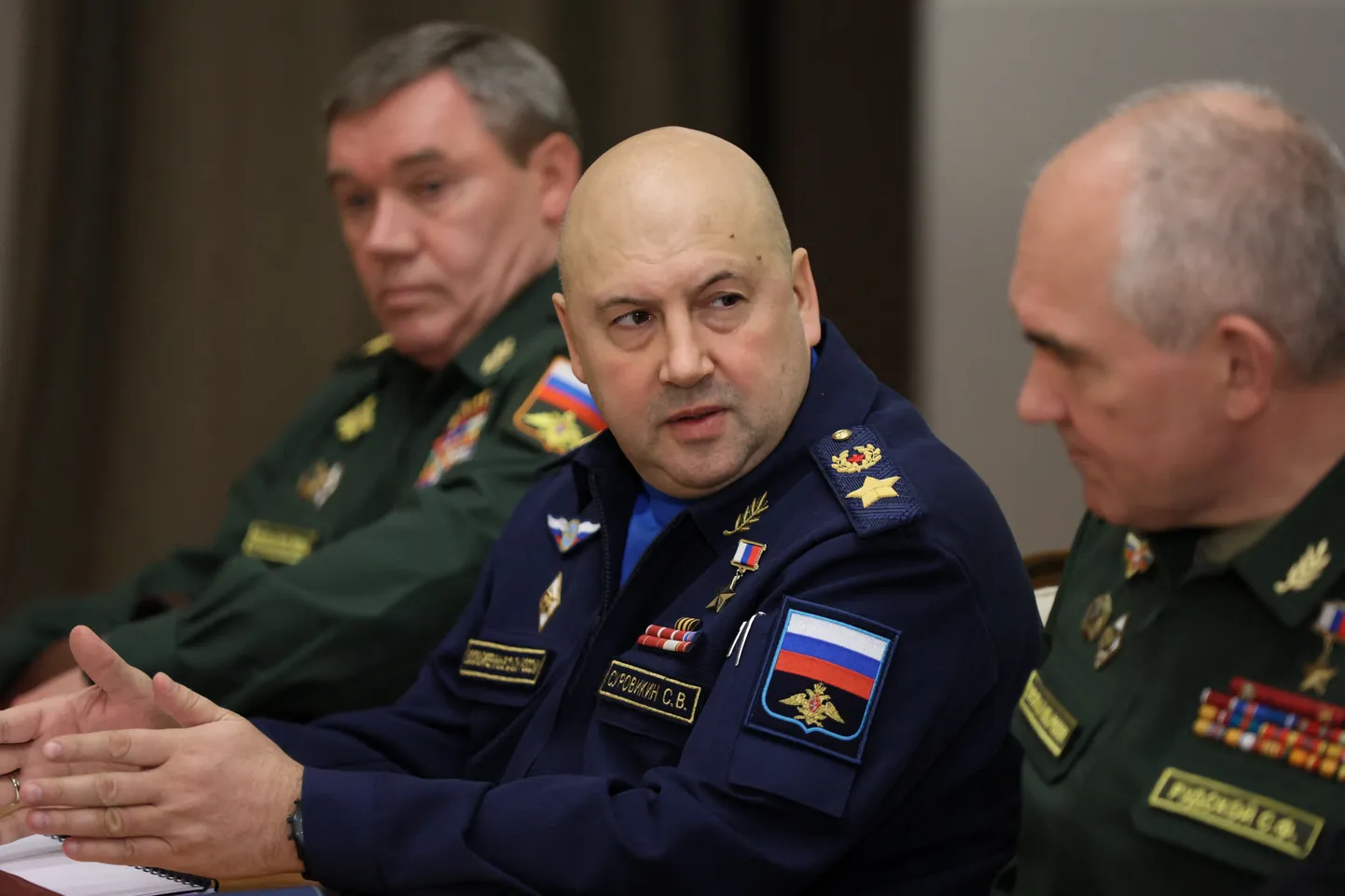 Kindral Sergei Surovikin (kesksel), 2021. aasta novembris.