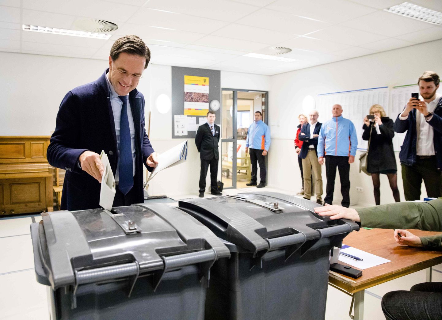 Hollandi peaminister Mark Rutte hääletamas provintsivalimistel.