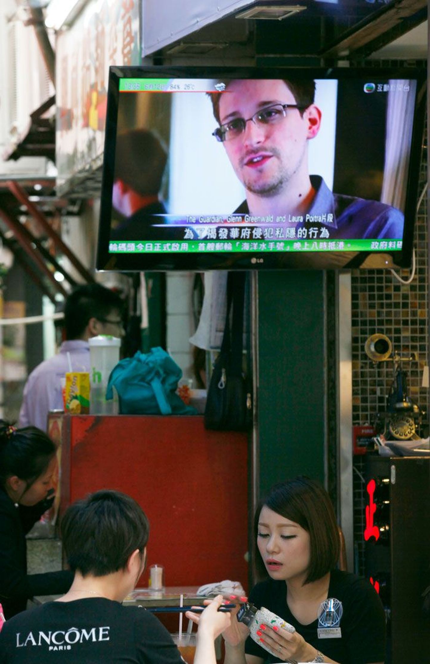 Hongkongi restoran eile, televiisorist tulevad uudised linnas redutavast Edward Snowdenist.