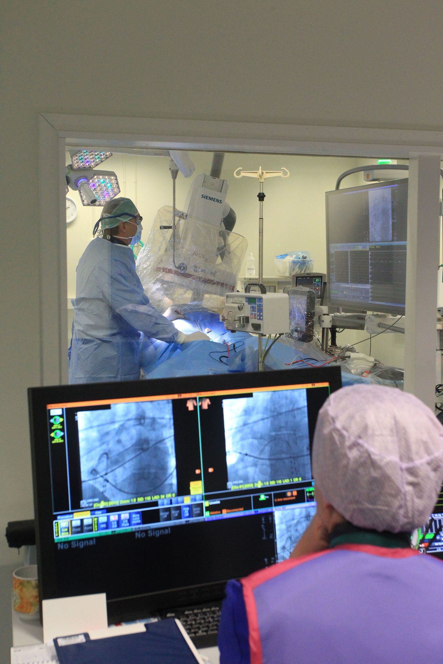Operatsioonitoas (tagaplaanil) töötab doktor Rain Paju patsiendiga, kel on kaasasündinud südamerütmihäired. Esiplaanil paistab õe selja tagant ekraan, millel liigub salvestatud kujutis sellestsamast südamest, kus Rain Paju parasjagu oma sondiga viibib.