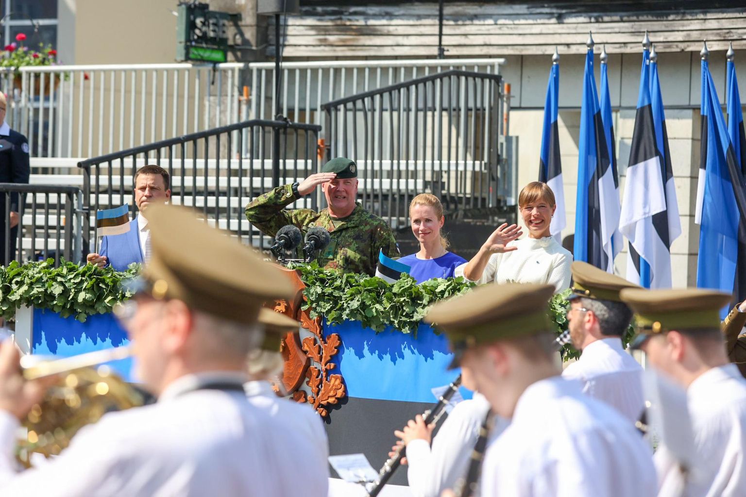 Tribüünilt tervitavad paraadi president Kersti Kaljulaid (paremalt), peaminister Kaja Kallas, kaitseliidu ülem Riho Ühtegi ja riigikogu esimees Jüri Ratas.