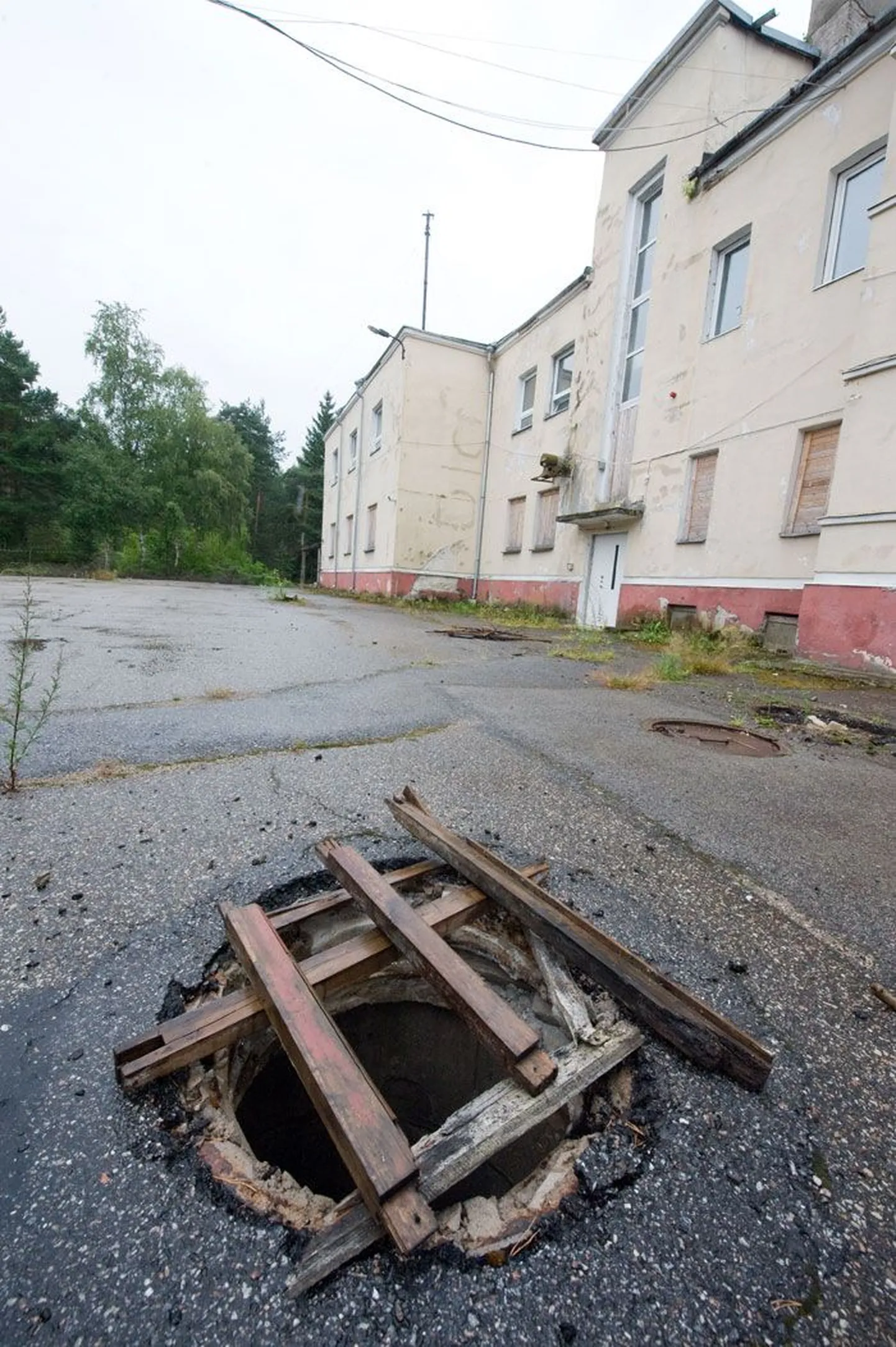 Kaaneta jäänud kanalisatsioonikaev.