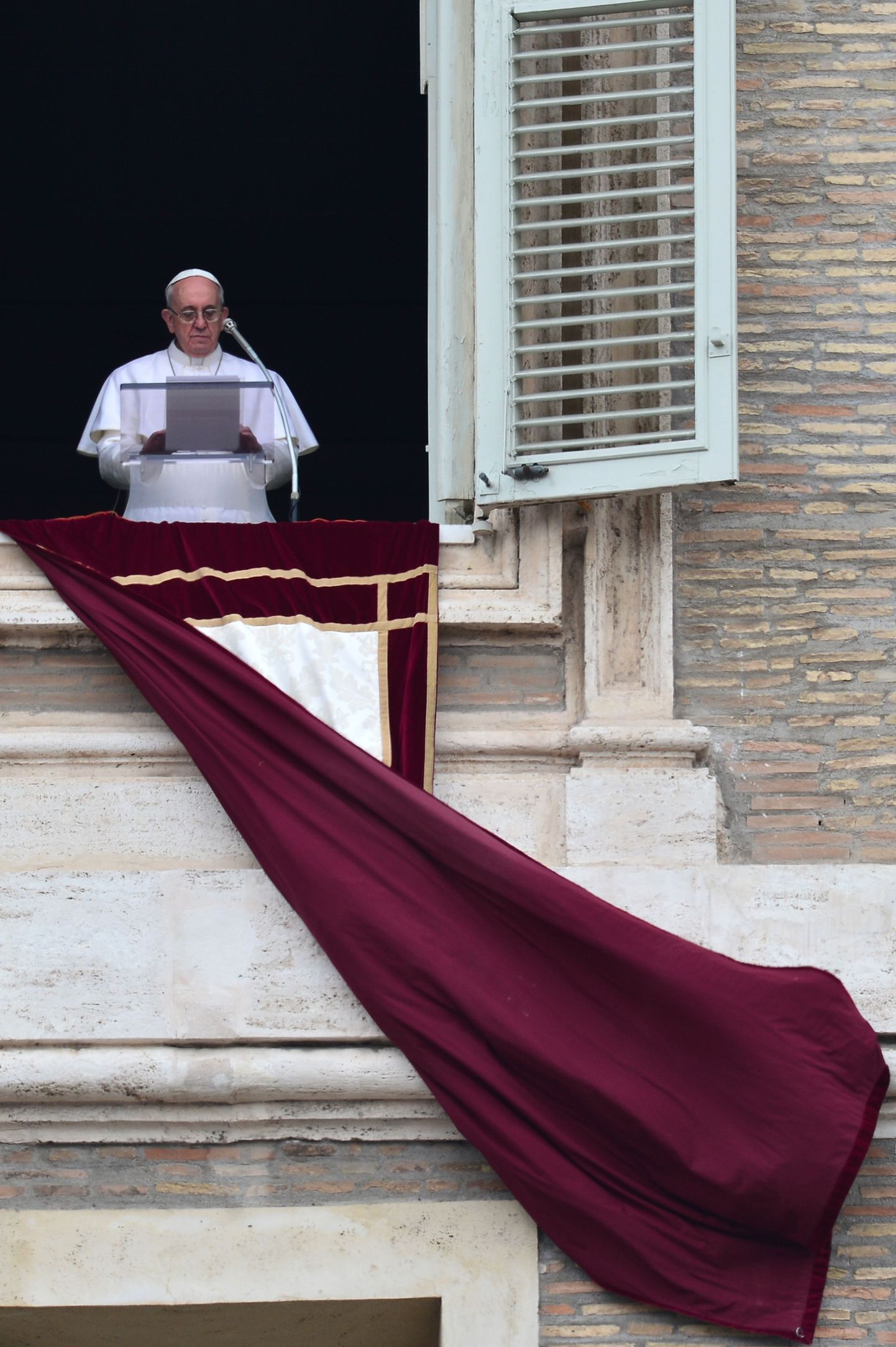 Папа Римский Франциск читает свою первую воскресную проповедь