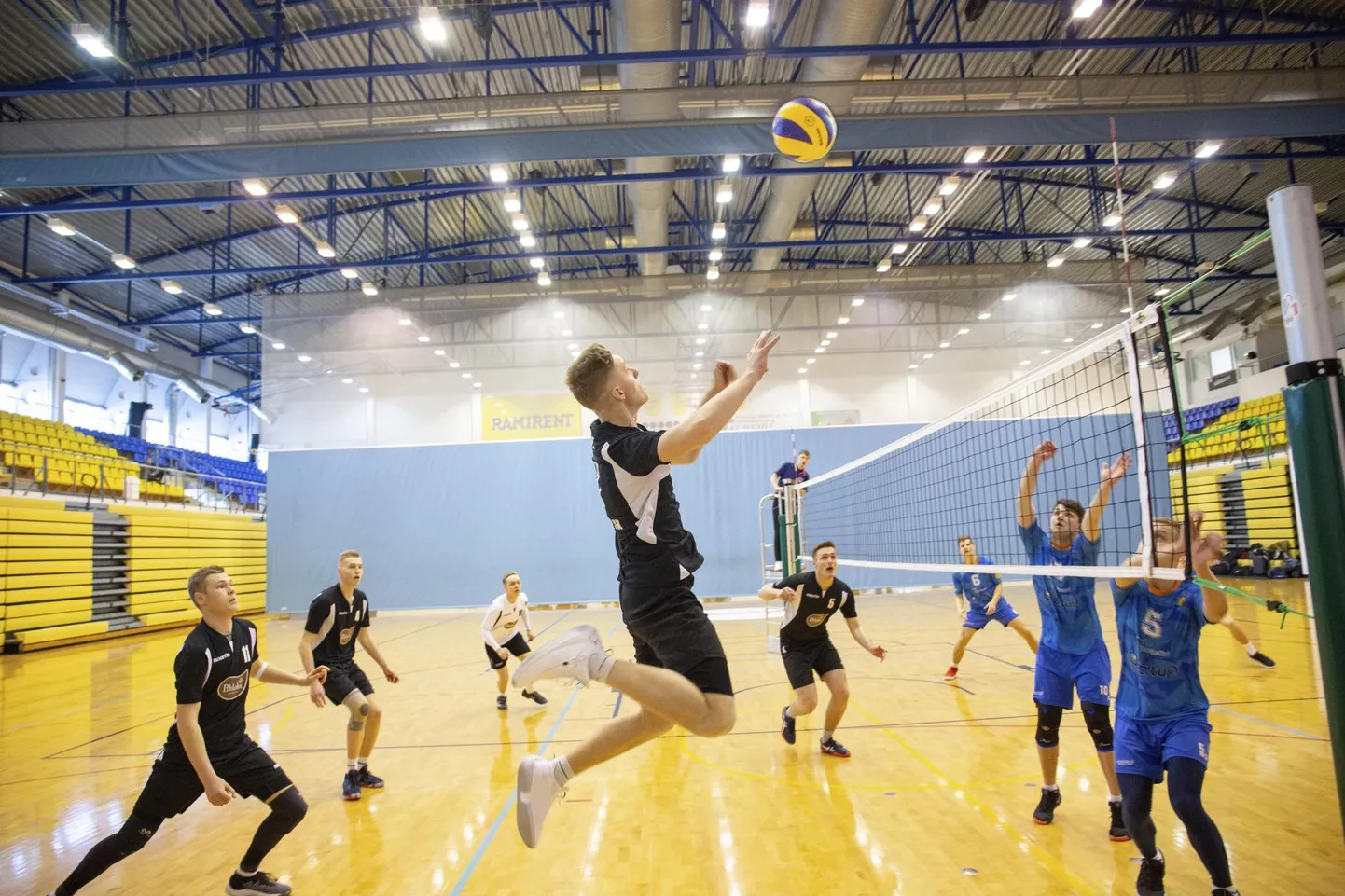 Rakvere spordikooli U20 võrkpallimeeskond (mustas) alistas tiitlivõitja Selver Tallinna ja saavutas hõbemedali.