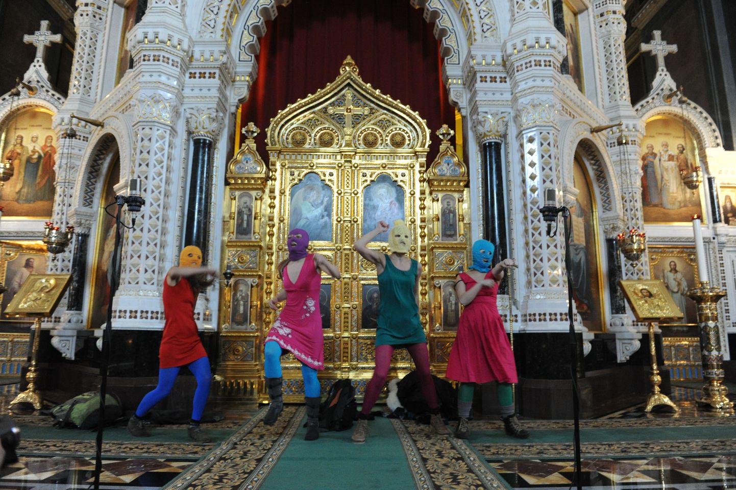 Punkpalvus Lunastaja Kristuse katedraalis Moskvas veebruaris 2012, millest võttis osa viis maskides naist. Kolm naist mõisteti süüdi huligaansuses ja saadeti kaheks aastaks vangi.