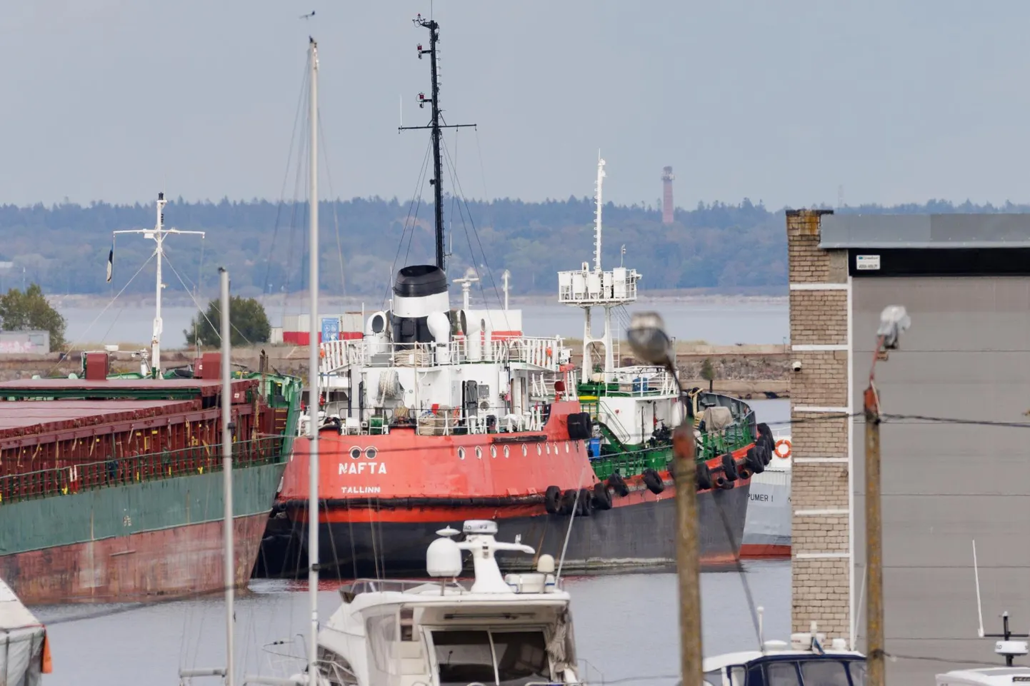 Tanker Nafta Paljassaare sadamas.