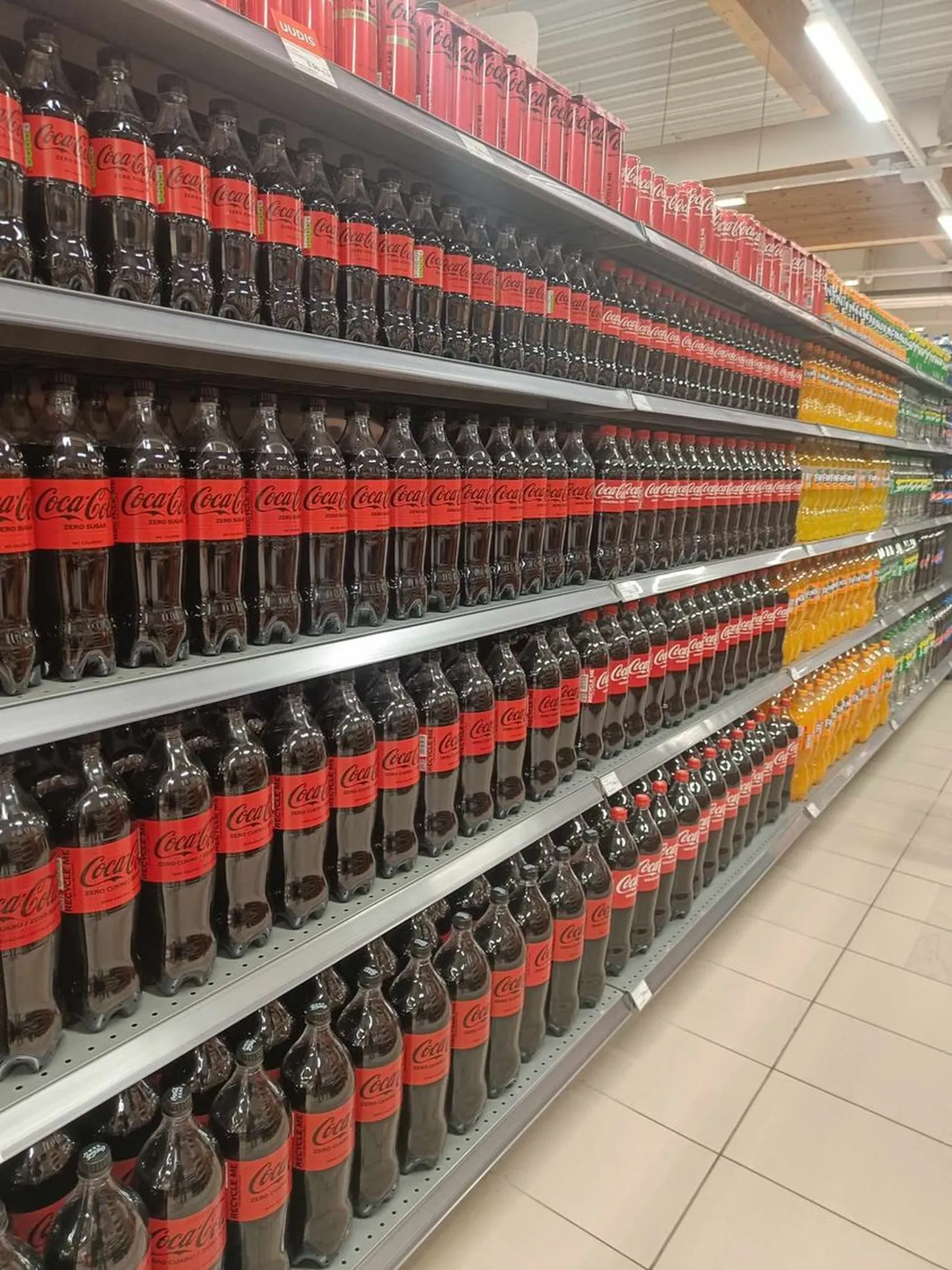Karastusjoogid Põlva kaupluse riiulil.