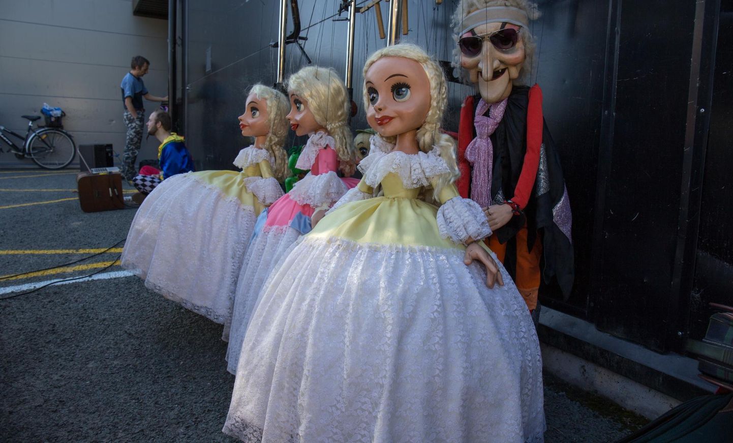 Nukuteatrite festivali «Teater kohvris» avab Marioneti etendus «Jokker Joosu ja tema imelised nukud» Uku kaubanduskeskuse juures.