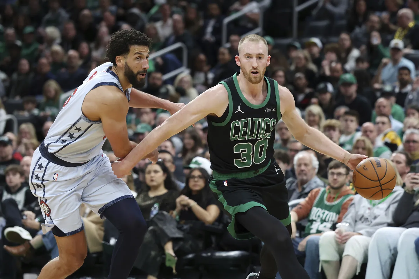 NBA spēlētājs Sems Hauzers (ar bumbu)