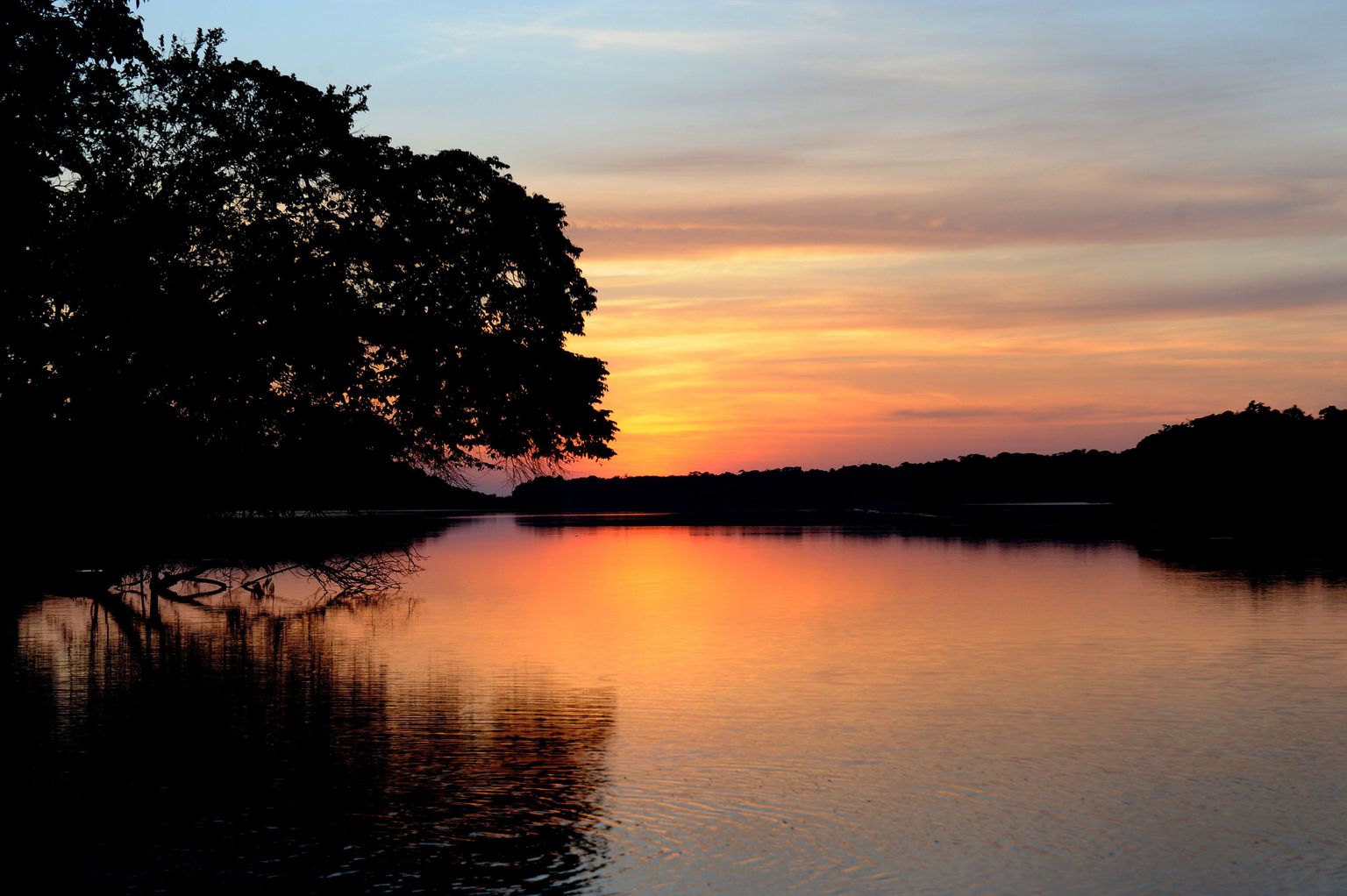 Päikeseloojang Amazonase jõel