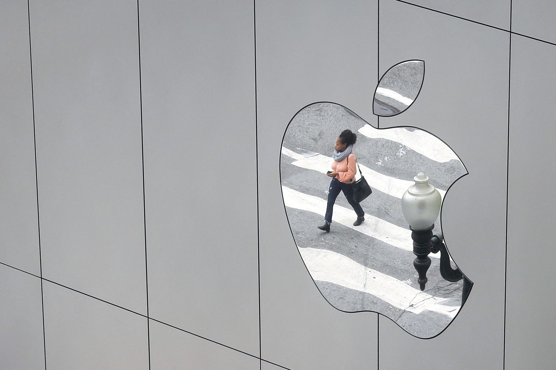 Apple'ist sai eile korraks kolme triljoni dollari suuruse turuväärtusega ettevõte
