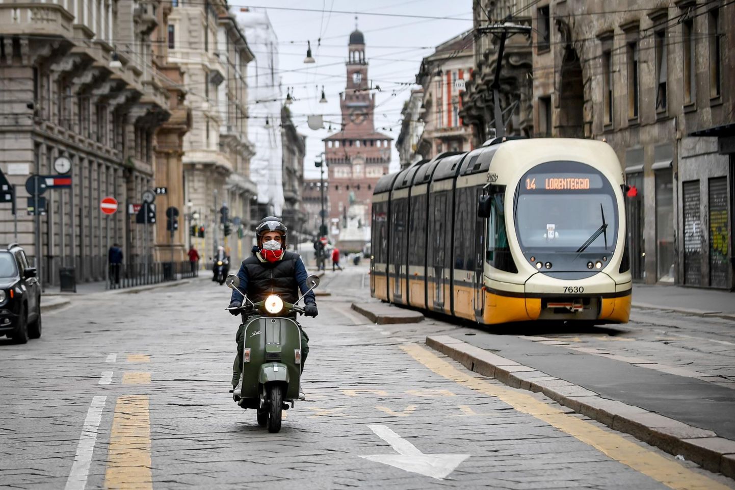Itaalias on suurem osa elust seiskunud ning Milano tänavatel liiguvad vaid üksikud inimesed. 
