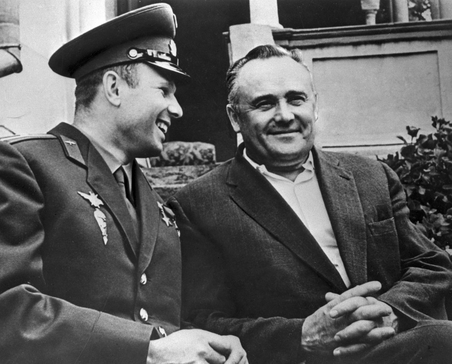 Juri Gagarin (vasakul) koos ajaloolise lennu töörühma juhi Sergei Koroljoviga. Samasse töörühma kuulus ka Aleksander Soldatenkov.