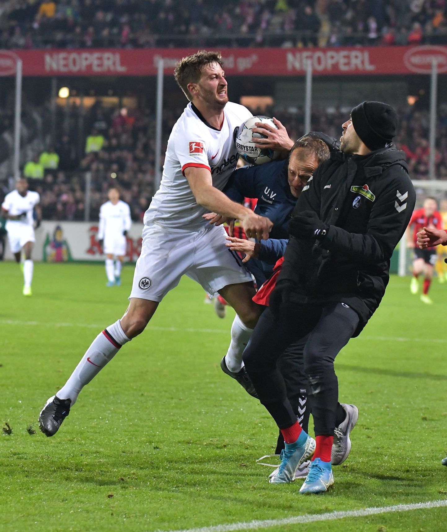 David Abraham (valges) põhjustas Bundesliga matšis Freiburgi ja Frankfurti meeskondade vahel treeneri ründamisega korraliku mäsu